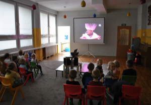 Dzieci oglądają nagranie przedstawienia teatralnego "Ile żab waży księżyc?". Ujęcie 1